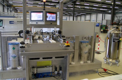 Re-clipping machine for vials stored under nitrogen
